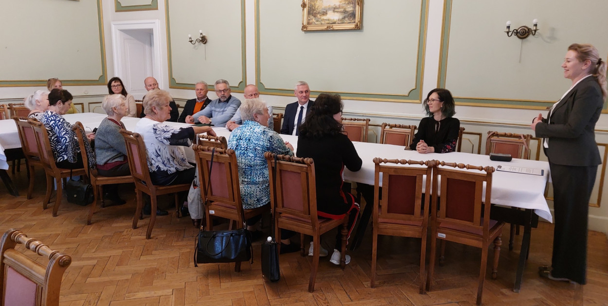 Oficjalne otwarcie Klubu Seniora Pomocna Dłoń zorganizowano w piątek w Pałacu Kawalera w Świerklańcu. Fot. UG Świerklaniec