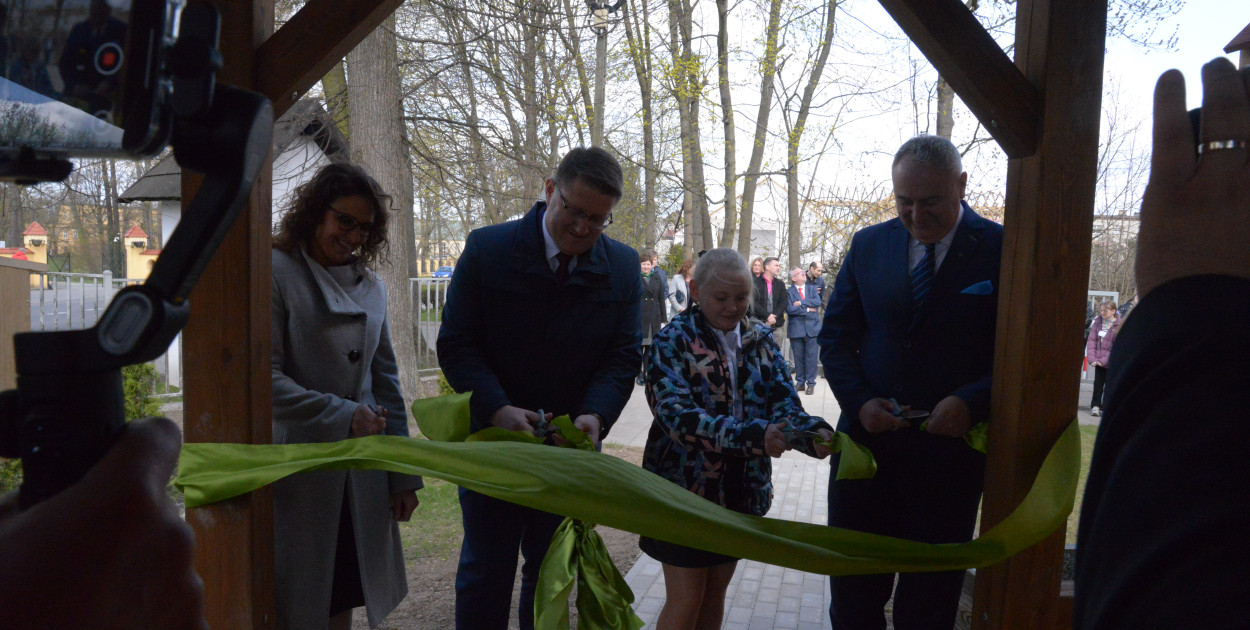 W czwartek odbyło się otwarcie ekopracowni pod chmurką w Szkole Podstawowej w Koszęcinie. Wstęgę przecinał m.in. prezes Mateusz Pindel (z lewej). Fot. Jarosław Myśliwski