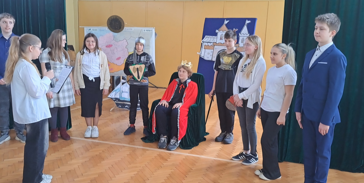 Tarnowskie Góry. Inscenizacja, w której uczniowie wcielili się w bohaterów dawnych czasów, przypominając o odwadze i mądrości Bolesława Chrobrego. Fot. SOSW Tarnowskie Góry
