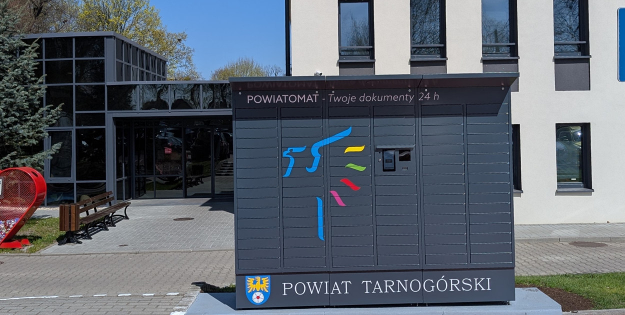 Powiatomat stoi na parkingu przy starostwie. Fot. Elżbieta Kulińska 