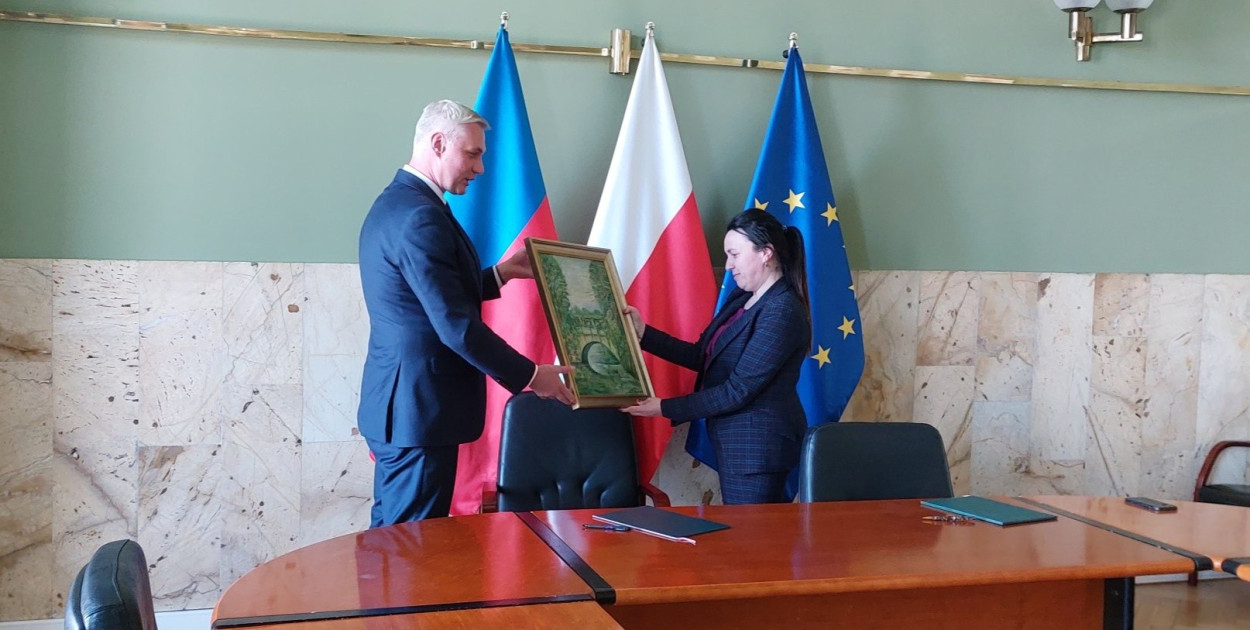 Wójt Świerklańca przekazał obraz Jadwigi Miki. Fot. UG Świerklaniec