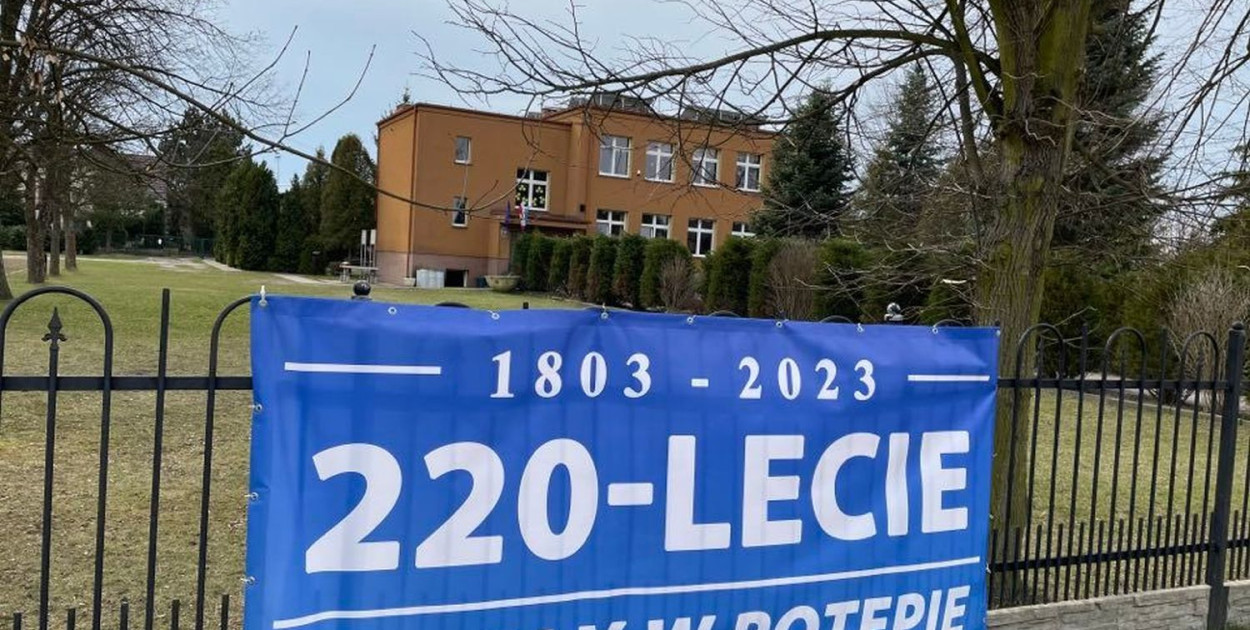 Szkoła w Potępie ma ponad 200-letnią historię. Czy będzie miała ciąg dalszy?  Fot. Archiwum ZSP w Potępie