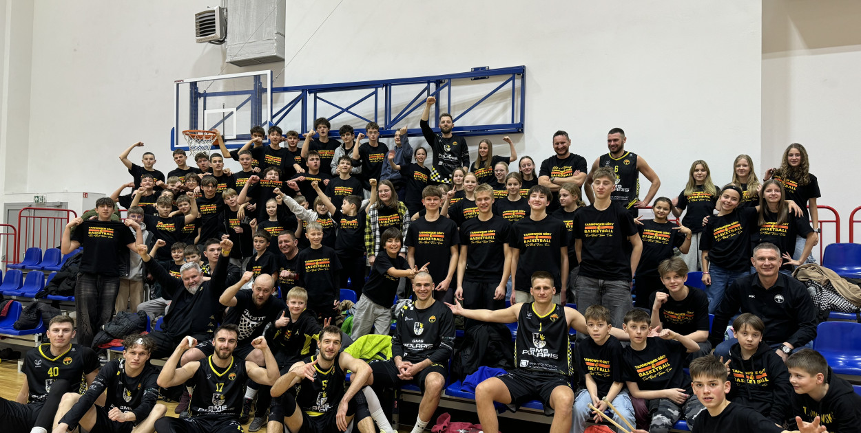 Zawodników KKS Tarnowskie Góry łączy wola walki i miłość do sportu. Dają z siebie wszystko nie tylko na boisku, ale również na trybunach, dopingując klubowych kolegów. Zdjęcia: Archiwum KKS Tarnowskie Góry