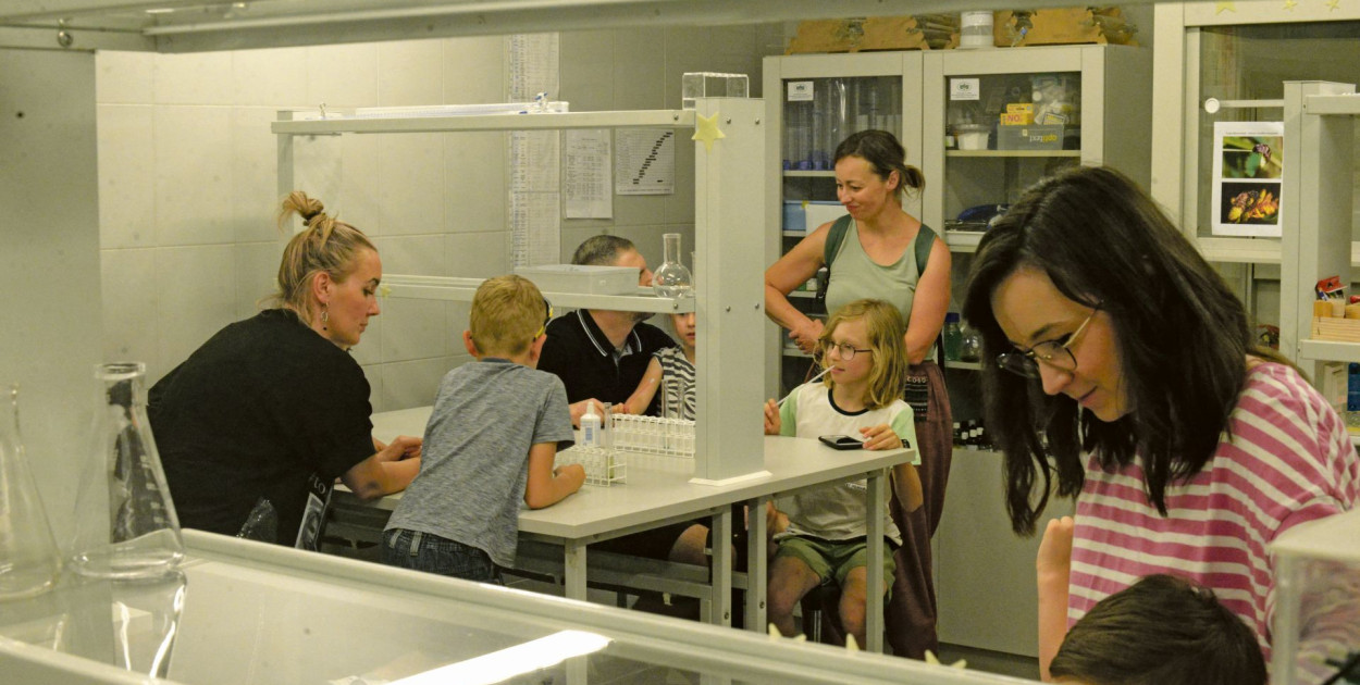 Dlaczego robaczki świętojańskie świecą? Tego można było dowiedzieć się podczas warsztatów w pracowni laboratoryjnej poprowadzonych w ubiegłym roku podczas Nocy stworzeń nocnych. Była to kolejna edycja Śląskiego Kalendarza Ekologicznego, który ma już kilkuletnią tradycję. Fot. Jarosław Myśliwski