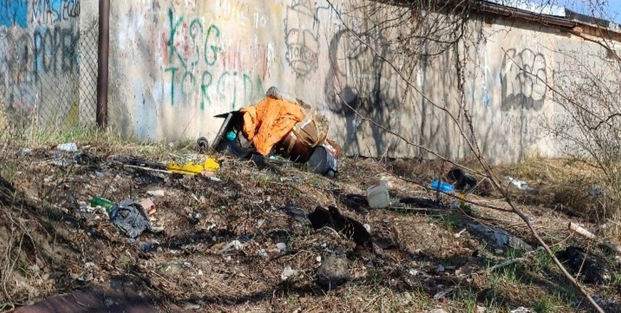 Jedno z nielegalnych wysypisk ktoś urządził sobie za garażami przy ul. Norwida w Miasteczku Śląskim. Fot. Archiwum UM Miasteczko Śląskie