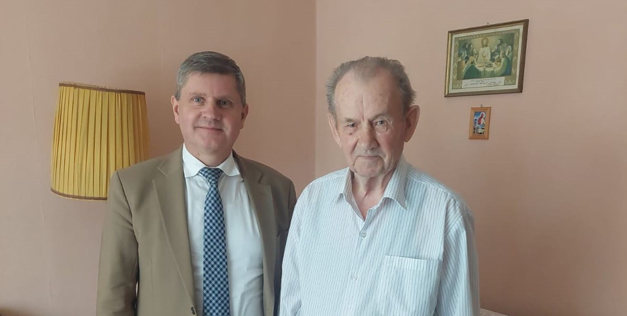 Burmistrz Miasteczka Śląskiego Tomasz Respondek złożył życzenia Erykowi Grycowi, który niedawno obchodził 90. urodziny. Fot. Archiwum UM w Miasteczku Śląskim