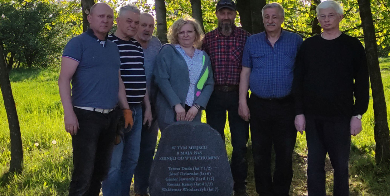 W Bobrownikach Śląskich ustawiono pomnik upamiętniający tragedię sprzed 80 lat. Napis brzmi: W tym miejscu 8 maja 1945 r. zginęli od wybuchu miny Teresa Duda (lat 7 i 1/2), Józef Dzionsko (lat 6), Ginter Jaworek (lat 8 i 1/2), Renata Kensy (lat 4 i 1/2), Waldemar Wrodarczyk (lat 7). Cześć ich pamięci. Na zdjęciu osoby, które zaangażowały się w ustawienie pomnika 