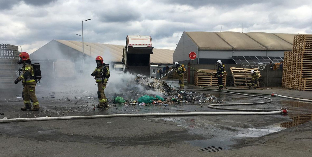 Miasteczko Śląskie. Pożar na śmieciarce. Ogień gasiło 5 zastępów strażaków. Fot. Policja Tarnowskie Góry