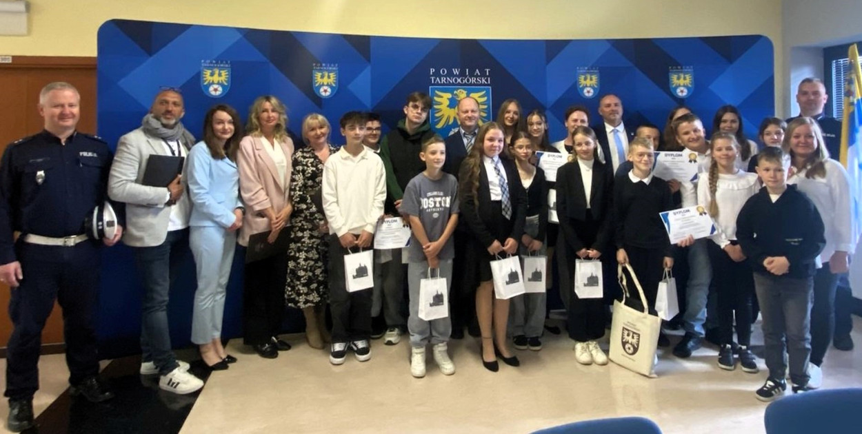 W Starostwie Powiatowym w Tarnowskich Górach wręczono dzisiaj nagrody dla zwycięzców Powiatowego Konkursu Wiedzy o Ruchu Drogowym. Fot. Policja Tarnowskie Góry
