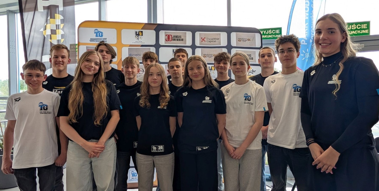 Tarnowskie Góry płyną przez jezioro Garda. Na starcie stanie 15 utalentowanych zawodników: Natalia Nikiel, Igor Kowolik, Bruno Gabor, Emilia Nikiel, Zofia Rychter, Jakub Rybak, Kamila Skórka, Piotr Furmaniuk, Jakub Dąbrowski, Filippos Mamakis, Franciszek Napieralski, Jan Walc, Tymon Żebrowski, Lena Staroń i Bruno Poradzisz. Fot. MKS Park Wodny Tarnowskie Góry