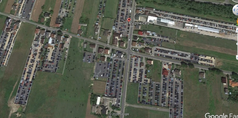 Na satelitarnym zdjęciu Pyrzowic dokładnie widać, jak wielu mieszkańców prowadzi parkingi. Dzisiaj te wszystkie miejsca są puste   Fot Google Earth