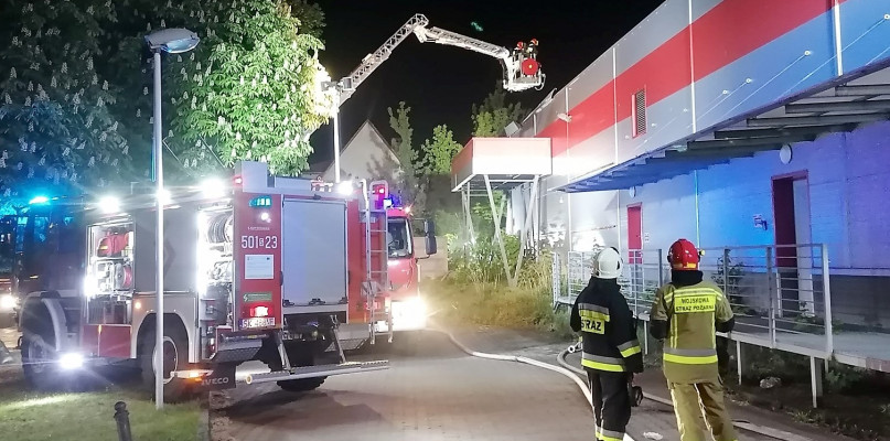 W nocy doszło do pożaru budynku dawnego Intermarche w Lublińcu. Fot. OSP Lubliniec