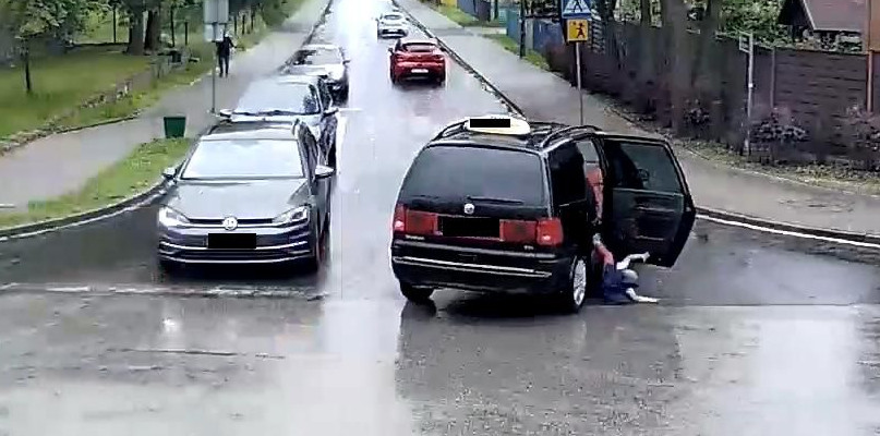 Jak ustaliła policja volkswagenem kierował 30-letni tarnogórzanin, a chłopiec, który wypadł z samochodu to jego 4-letni syn. Fot. Kadr z nagrania