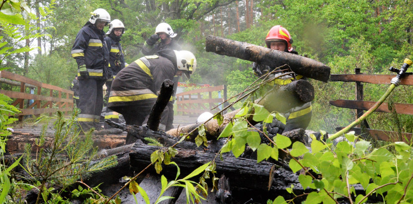 Strażacy po ugaszeniu pożaru zdemontowali część tlącej się konstrukcji mostu. Fot. Jarosław Myśliwski
