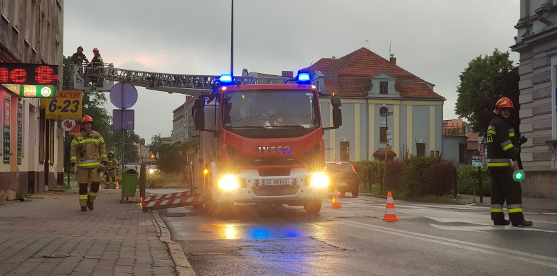 Jedna z ostatnich interwencji tarnogórskiej straży pożarnej to skuwanie tynku z kamienicy przy ul. Piłsudskiego w Tarnowskich Górach.  Fot. Tarnogóskie 998-112 