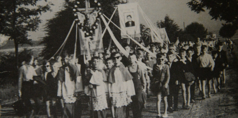 Rok 1961. Pielgrzymka ślubowana z Tarnowskich Gór do Piekar Śląskich. Władze miejskie zażądały wówczas spisu uczestników i emblematów. Fot. Ze zbiorów Muzeum w Tarnowskich Górach