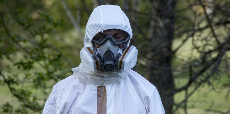 Ekipa usuwająca azbest zobowiązana jest do pracy w specjalnych maskach, kombinezonach, rękawicach i pokryciach butów. Fot. Pixabay
