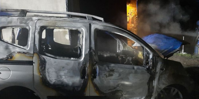 Ostatnio nie brakuje zgłoszeń o pożarach aut. W czerwcu w Woźnikach palił się fiat qubo. Fot. OSP Woźniki
