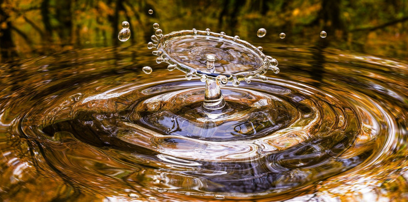 Gdy efekty coraz mniejszych opadów dają się coraz bardziej we znaki, gromadzenie wód opadowych i roztopowych  zaczyna być koniecznością. Fot. Pixabay