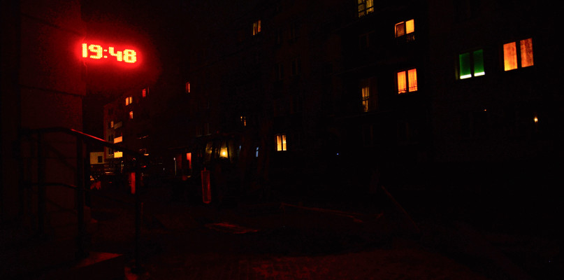 Po zmroku mieszkańcy domów przy tej części ul. Powstańców chodzą w ciemnościach. Fot. Jarosław Myśliwski