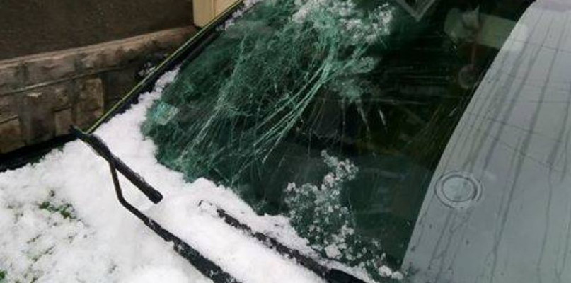 Dwa lata temu spadający nawis śnieżny uszkodził dwa samochody przy ul. Jana II Opolskiego w Tarnowskich Górach. Fot. Archiwum