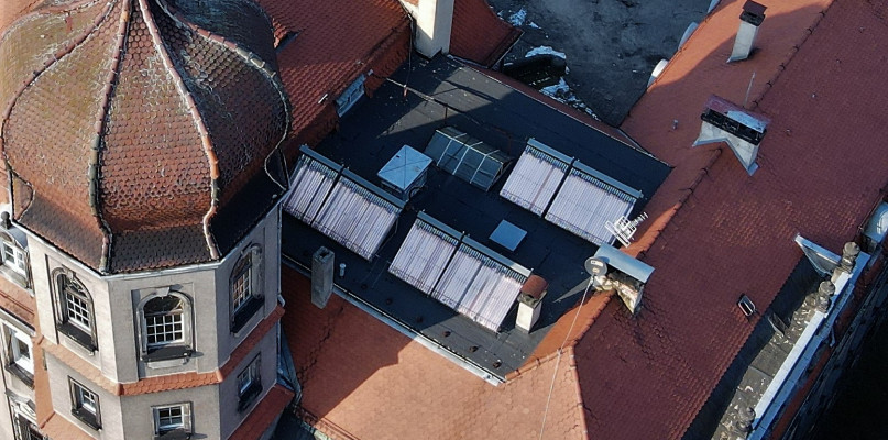 Odnawialne źródła energii zdobywają coraz większą popularność w Polsce. Na zdjęciu panele na dachu pałacu w Brynku. Fot. Jarosław Myśliwski