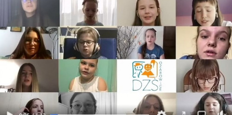  Dziecięcy Zespół Śpiewaczy Ożarowice razem z uczniami podstawówki w Pyrzowicach śpiewa kanon Dyl, dyl. Fot. zrzut ekranu