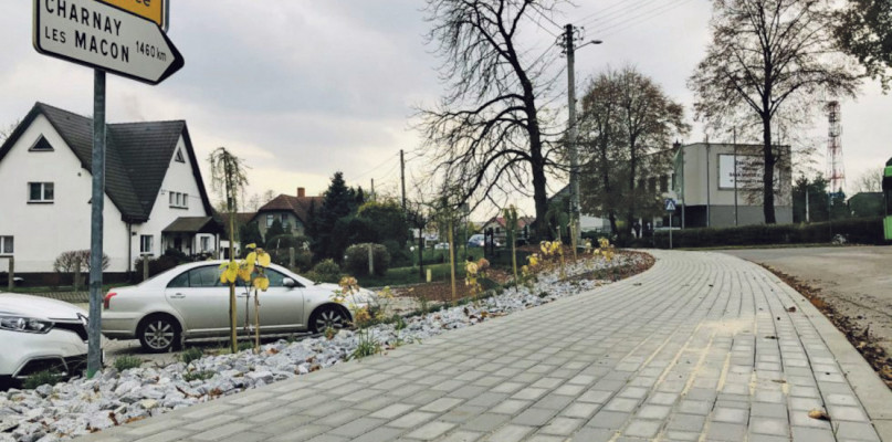W ramach budżetu partycypacyjnego wyremontowano chodnik w Zbrosławicach. Fot Starostwo Powiatowe 