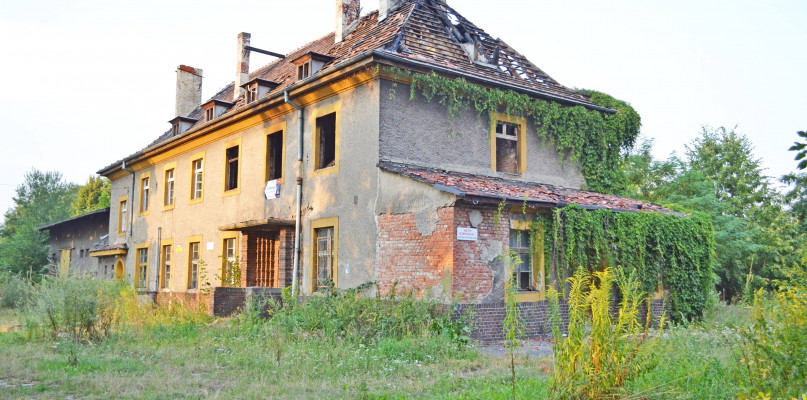 Dawny dworzec kolejowy w Miedarach coraz bardziej popada w ruinę. Fot. Archiwum Gwarka