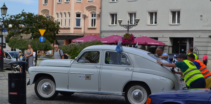 Niektórzy by chcieli, by osoby na świeczniku jeździły starymi autami. Fot Jacek Tarski
