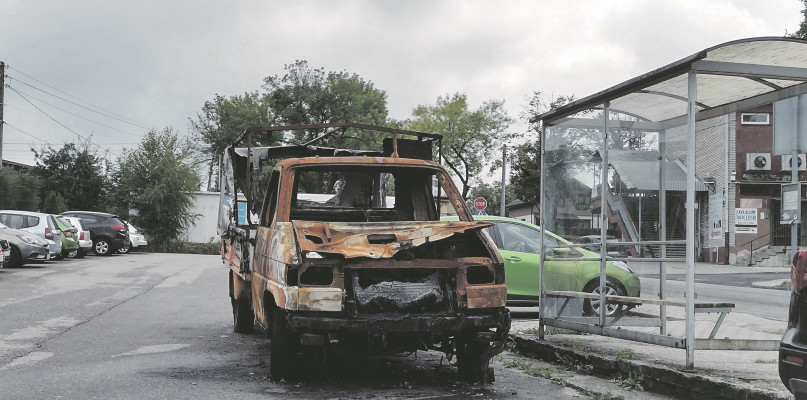Osada Jana, spalony wrak na parkingu.   Fot. Jacek Tarski