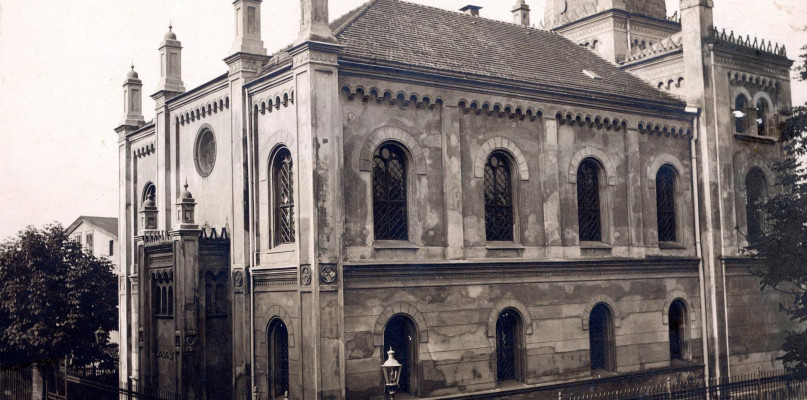 Synagoga w Tarnowskich Górach, widok od strony północno-wschodniej. Fotografia z przełomu XIX i XX wieku ze zbiorów Muzeum w Gliwicach.
