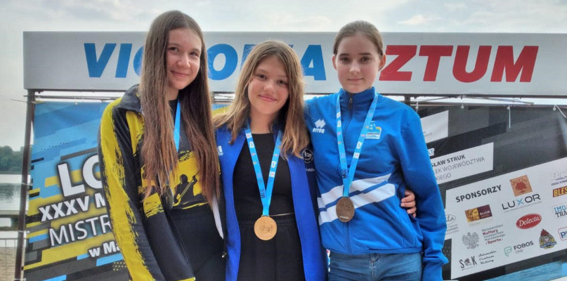 Magdalena Przybyła ( z prawej), kajakarka UKS Olimpijczyk Nowe Chechło wywalczyła brąz. Fot. Archiwum klubu 