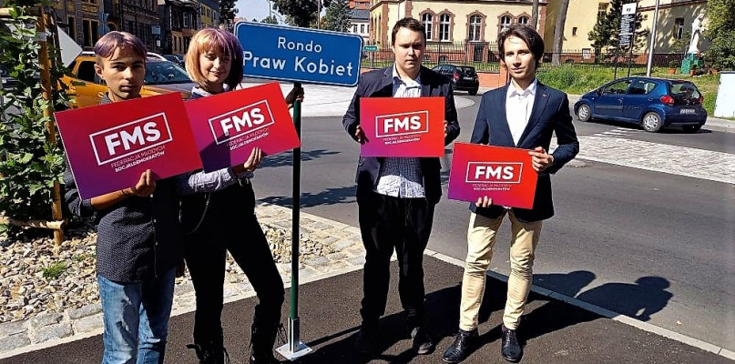 Tarnowskie Góry. Działacze Federacji Młodych Socjaldemokratów zorganizowali akcję polityczną na rondzie SMZT. Fot. FMS