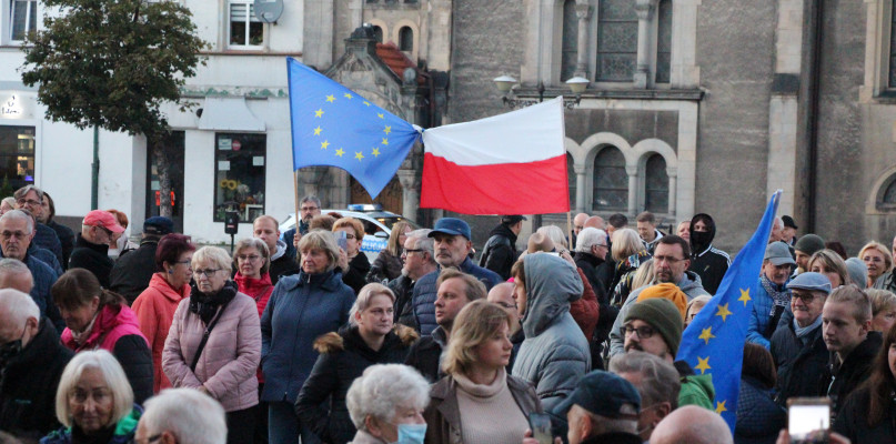 Kilkaset osób zgromadziło się na Rynku w Tarnowskich Górach. Dziś odbył się tam protest Szlaban dla PiS, zostajemy w Unii. Fot. Alicja Jurasz