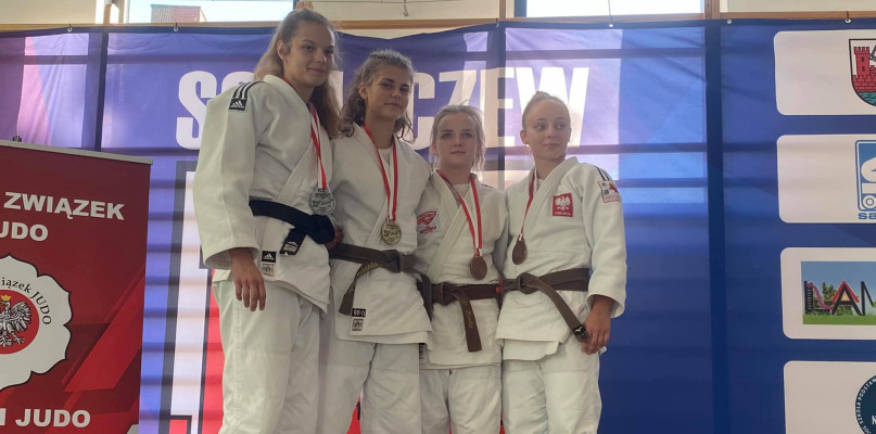 Julia Bulanda z Potępy (druga z lewej) zdobyła złoty medal podczas Pucharu Polski Juniorów i Juniorek w judo. Fot. Archiwum prywatne 