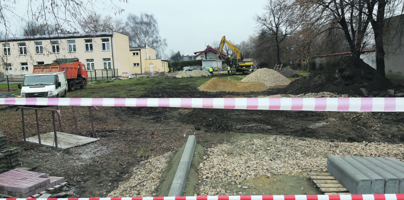 Zjazd zbudowano całkiem niedawno, teraz zostanie zamknięty, żeby dokończyć zadanie i utwardzić teren przy przedszkolu. Fot. Archiwum