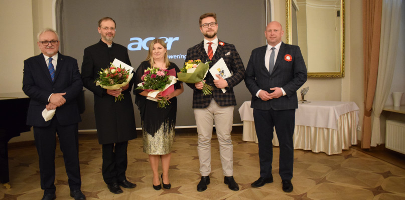 Laureaci nagród za 2020 rok pozują do wspólnej fotografii. Fot. Jacek Tarski 