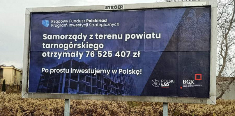 Wiszą w Tarnowie, promują pieniądze dla powiatu tarnogórskiego. Fot. Dawid Drwal/TEMI.pl