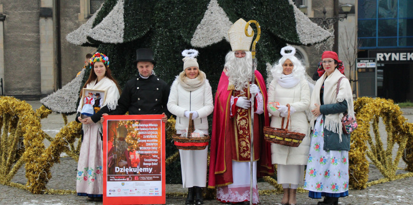 Na Rynek w Tarnowskich Górach zawitał święty biskup Mikołaj. Była też bryczka, anioły i śląskie akcenty.  Fot. Alicja Jurasz