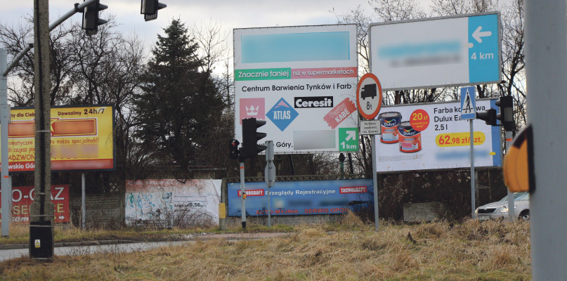 Jedno z najbardziej oszpeconych reklamami miejsc - skrzyżowanie ul. Nakielskiej i obwodnicy. Fot. Alicja Jurasz