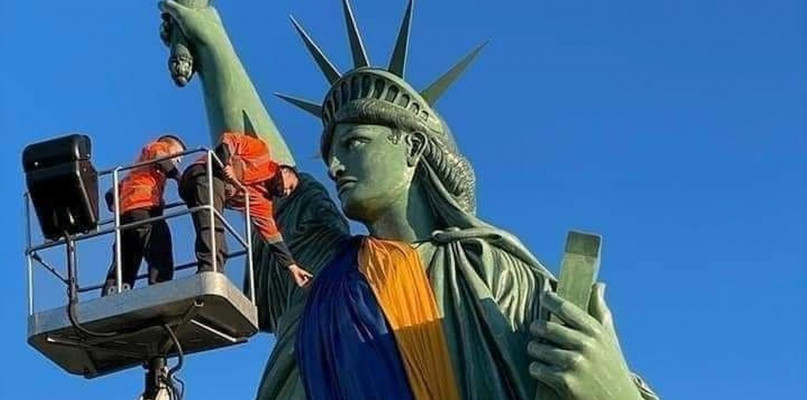 Statua wolności we Francji przystrojona ukraińską flagą. Fot. Facebook