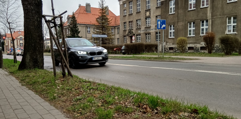 Przystanki mają zostać utworzone koło Zespołu Szkół Chemiczno-Medycznych przy ul. Opolskiej w Tarnowskich Górach. Fot. Jarosław Myśliwski 