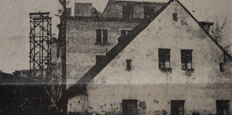 Budynek kuźni u zbiegu ulic Odrodzenia i Strzeleckiej w Tarnowskich Górach. Fotografia ukazała się w "Gwarku" z 2 marca 1958 r. 