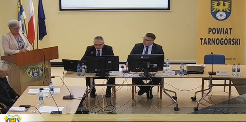 Dyrektor sanepidu w Bytomiupodczas sesji w czerwcu odpowiadała na pytania radnych powiatowych. Fot. Zrzut ekranu