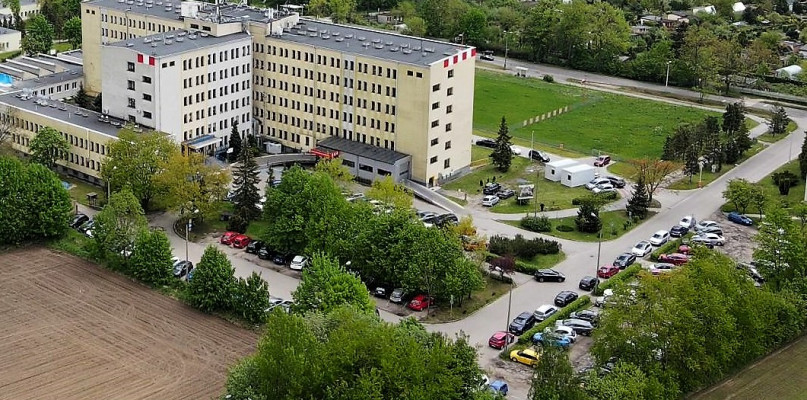 Parking przy Wielospecjalistycznym Szpitalu Powiatowym w Tarnowskich Górach jest za mały, a jego nawierzchnia w złym stanie. Fot. Jarosław Myśliwski 