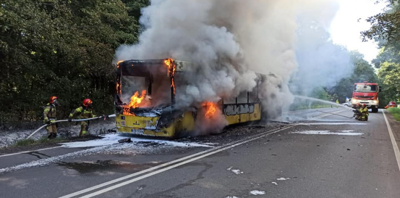 Pożar autobusu pomiędzy Tarnowskimi Górami a Bytomiem. Fot. KP PSP Tarnowskie Góry