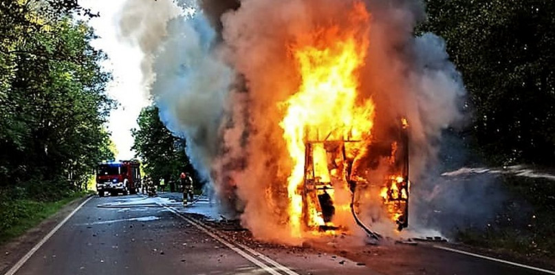 Do pożaru autobusu doszło na drodze pomiędzy Tarnowskimi Górami a Bytomiem. Fot. Straż Pożarna Tarnowskie Góry