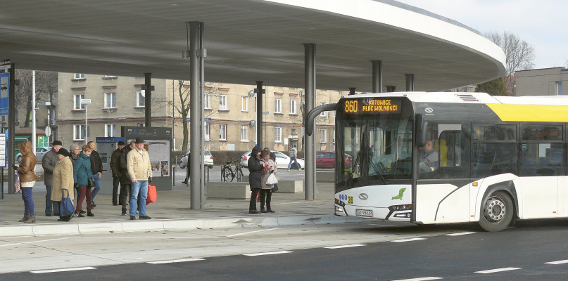 Metrolinie pojadą przez osiedle Wieczorka w Piekarach Śląskich. Na zdjęciu autobus linii 860, dziś już M28. Fot. Archiwum