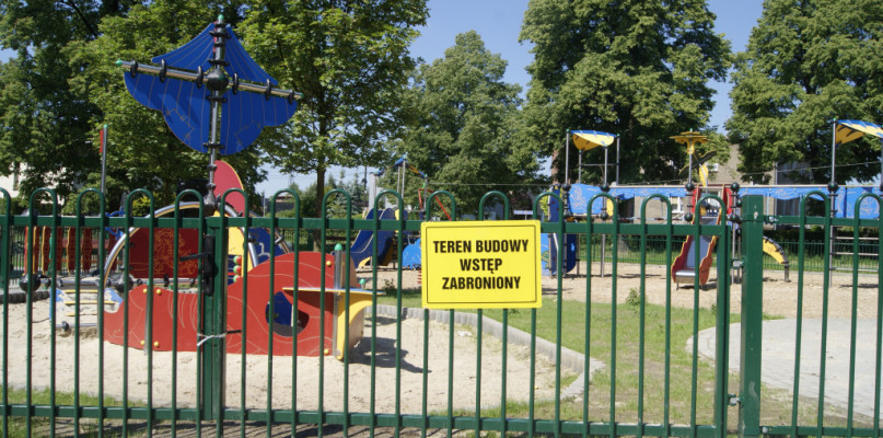 O zamkniętym od miesięcy placu zabaw w Lasowicach pisaliśmy już w czerwcu. Wciąż dzieci formalnie nie mogą z niego korzystać, choć część ignoruje zakaz. Fot. Alicja Jurasz